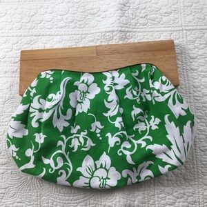 Hawaiian Green Floral Purse With Wood‎ Closure.